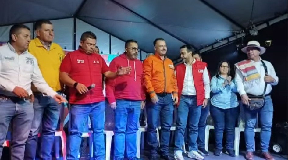 El candidato a la Alcaldía de Villamaría Jonier Alejandro Ramírez (chaqueta naranja) durante el evento que se realizó en Villamaría el pasado viernes. El candidato a la Alcaldía de Villamaría Jonier Alejandro Ramírez (chaqueta naranja) durante el evento que se realizó en Villamaría el pasado viernes.