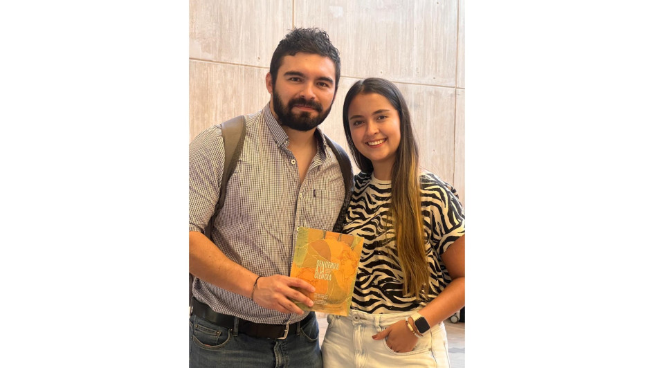 Carlos Andrés Urrego Zuluaga y Juana Valentina Bustos Villalba, integrantes del grupo de trabajo de Senderos a la ciencia, camino de dos destacables científicos. Carlos Andrés Urrego Zuluaga y Juana Valentina Bustos Villalba, integrantes del grupo de trabajo de Senderos a la ciencia, camino de dos destacables científicos.
