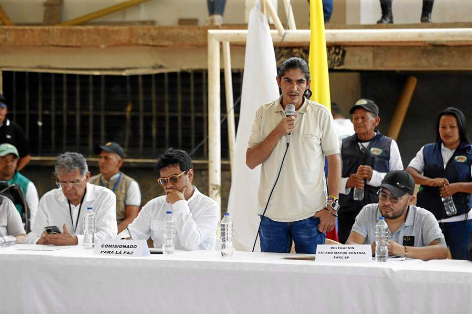 Alias Andrey Avendaño, delegado por el Estado Mayor Central de las disidencias de las Farc, habla durante la mesa de diálogos con el Gobierno. Alias Andrey Avendaño, delegado por el Estado Mayor Central de las disidencias de las Farc, habla durante la mesa de diálogos con el Gobierno.