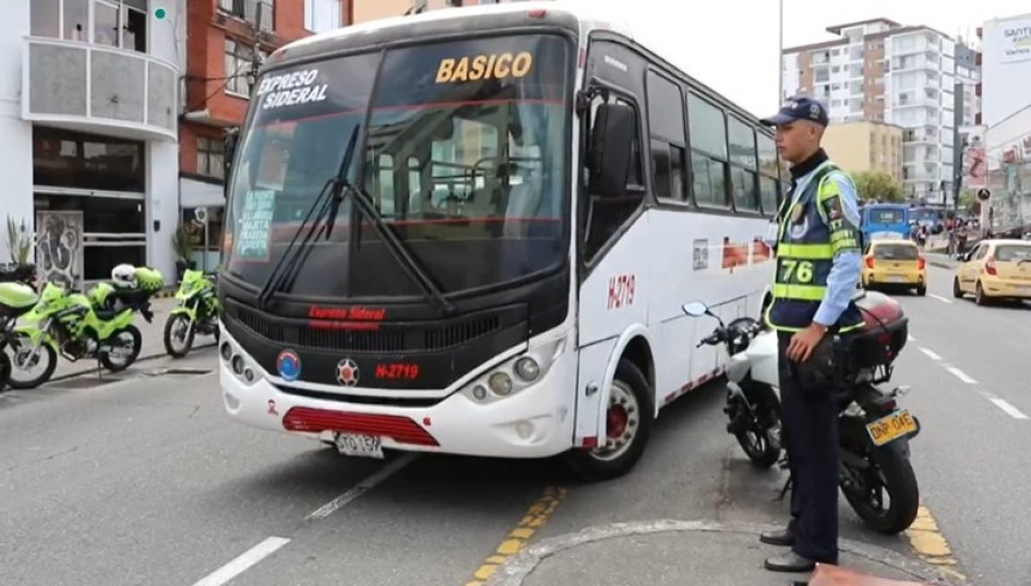 El conductor, de la empresa Expreso Sideral, utilizaba el celular mientras manejaba, por lo que los agentes lo amonestaron, sobre la avenida Santander con calle 55. El conductor, de la empresa Expreso Sideral, utilizaba el celular mientras manejaba, por lo que los agentes lo amonestaron, sobre la avenida Santander con calle 55.