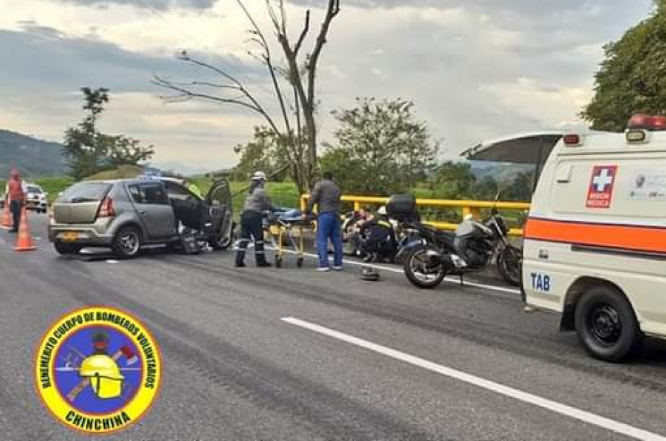 Bomberos trasladaron a las personas lesionadas al hospital de Chinchiná. Bomberos trasladaron a las personas lesionadas al hospital de Chinchiná.