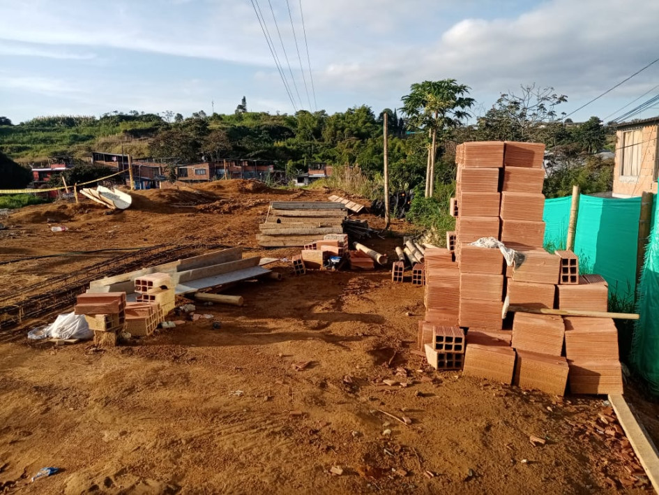 En la mañana de ayer los obreros que construyen 100 casas en Palestina retomaron los trabajos, luego de unos 15 días. En la mañana de ayer los obreros que construyen 100 casas en Palestina retomaron los trabajos, luego de unos 15 días.
