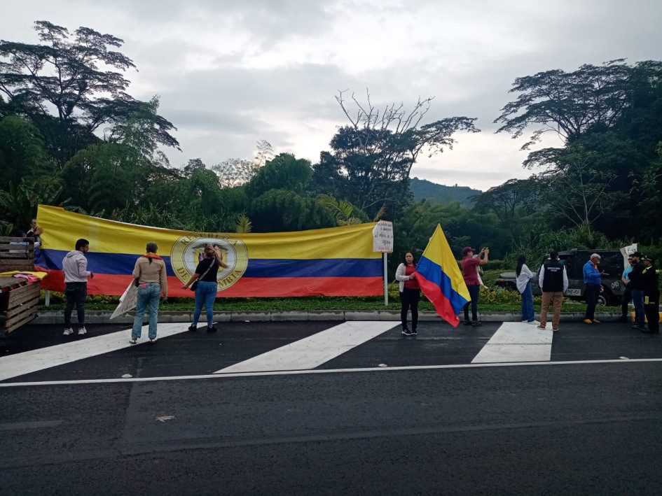 Unos 200 ciudadanos se citaron desde la mañana de este jueves para adelantar un plan tortuga en la vía que conduce de Chinchiná a Santa Rosa de Cabal. Unos 200 ciudadanos se citaron desde la mañana de este jueves para adelantar un plan tortuga en la vía que conduce de Chinchiná a Santa Rosa de Cabal.