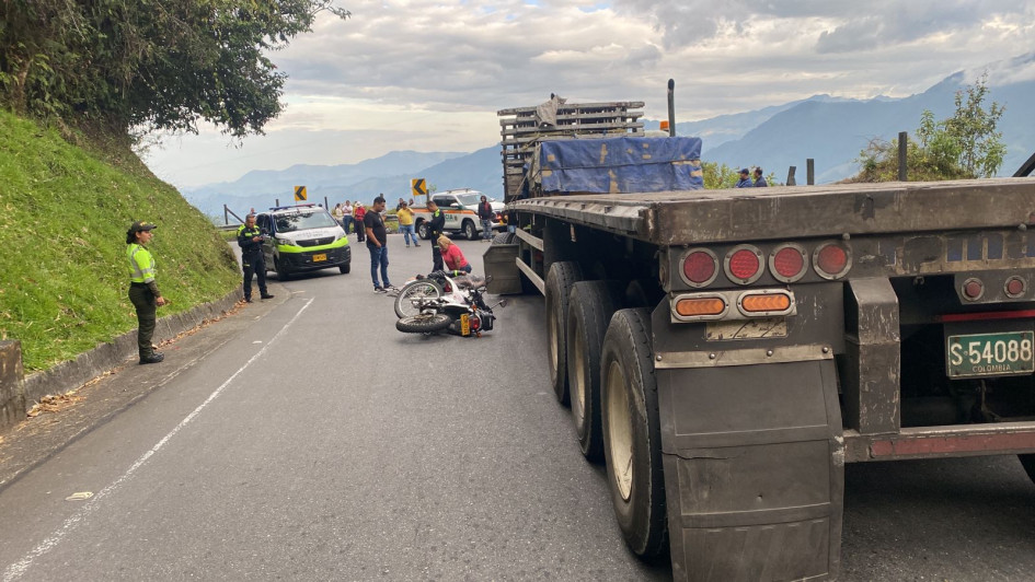 Accidente en vía Manizales - Bogotá, sector La Albania Accidente en vía Manizales - Bogotá, sector La Albania