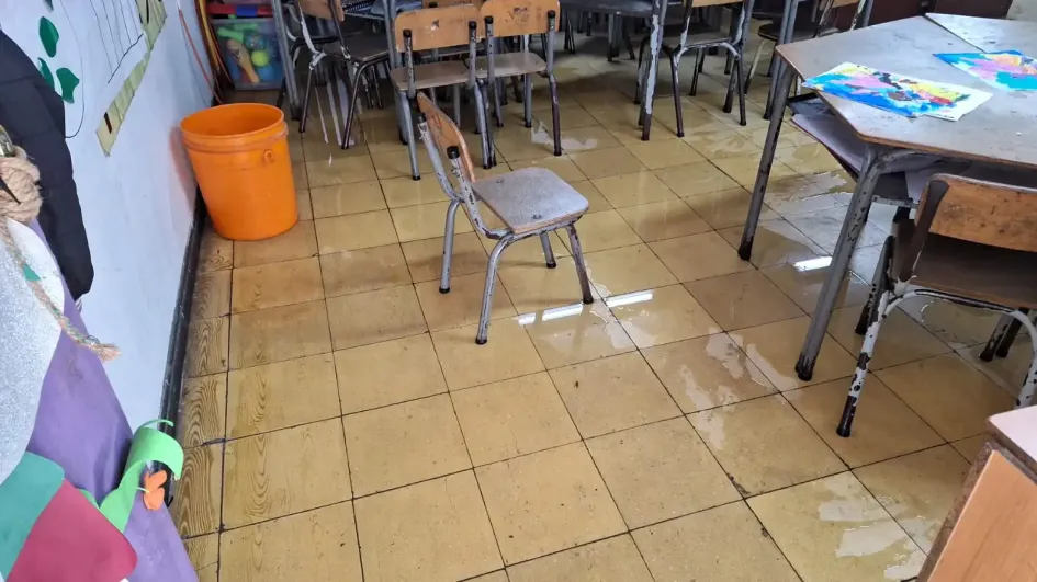 Este es el panorama este viernes en una de las tres aulas afectadas del colegio Estambul. Este es el panorama este viernes en una de las aulas del colegio Estambul.
