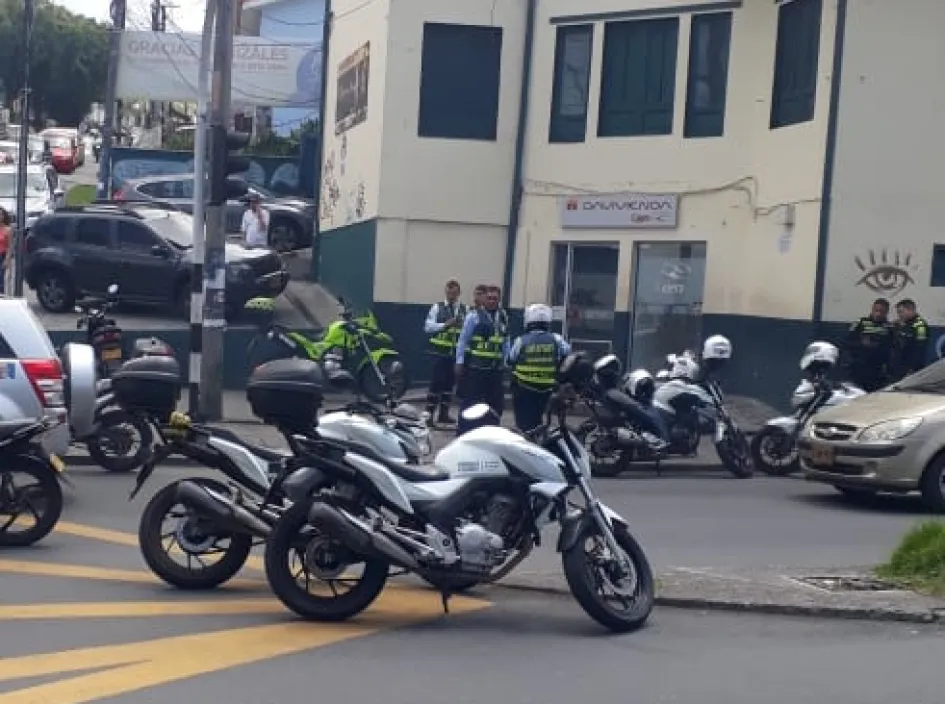 En la esquina donde está ubicado el cajero de Davivienda, en la avenida Paralela, cerca de Confa, se presentó la agresión a la agente de tránsito. En la esquina donde está ubicado el cajero de Davivienda, en la avenida Paralela, cerca de Confa, se presentó la agresión a la agente de tránsito.