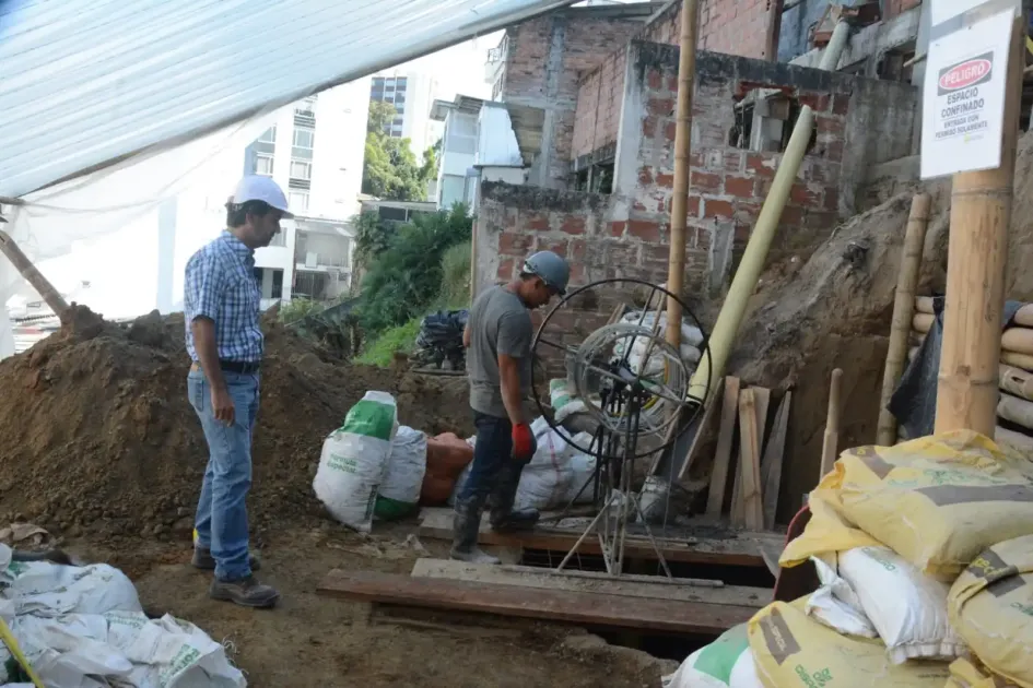 Obras de excavación para la Línea 3 del Cable Aéreo en la parte trasera del lote donde funcionaba Tigo en la Avenida Santander. Obras de excavación para la Línea 3 del Cable Aéreo en la parte trasera del lote donde funcionaba Tigo en la Avenida Santander.