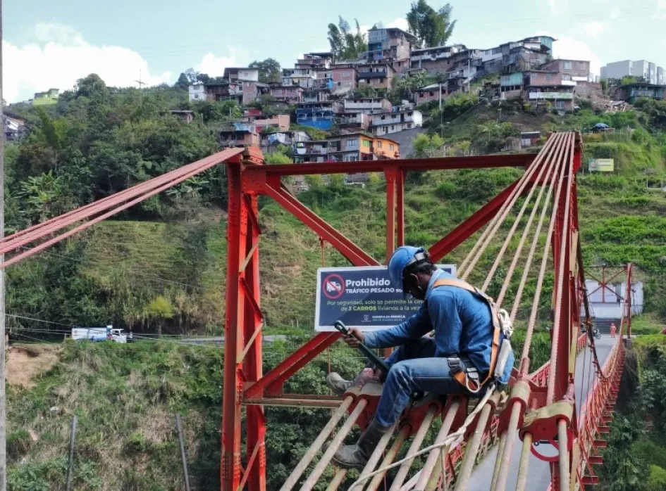 Un obrero le hace mantenimiento a los tensores del puente Olivares. Un obrero le hace mantenimiento a los tensores del puente Olivares.