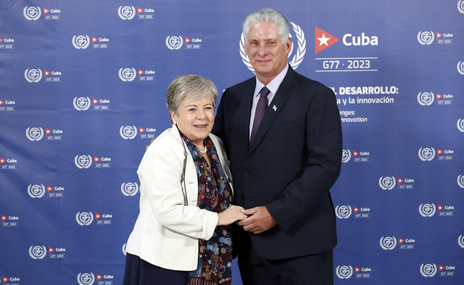 El presidente de Cuba, Miguel Diaz-Canel, y la canciller de México, Alicia Bárcena, se saludaron este sábado durante la inauguración de la cumbre del G77+China, en La Habana (Cuba). México regresa a este grupo tras 29 años de ausencia. El presidente de Cuba, Miguel Diaz-Canel, y la canciller de México, Alicia Bárcena, se saludaron este sábado durante la inauguración de la cumbre del G77+China, en La Habana (Cuba). México regresa a este grupo tras 29 años de ausencia.
