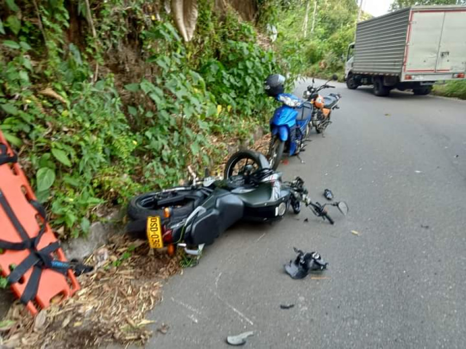 Accidente de tránsito moto - camión Sitio del accidente en la vía Samaná-Victoria, en el oriente de Caldas.