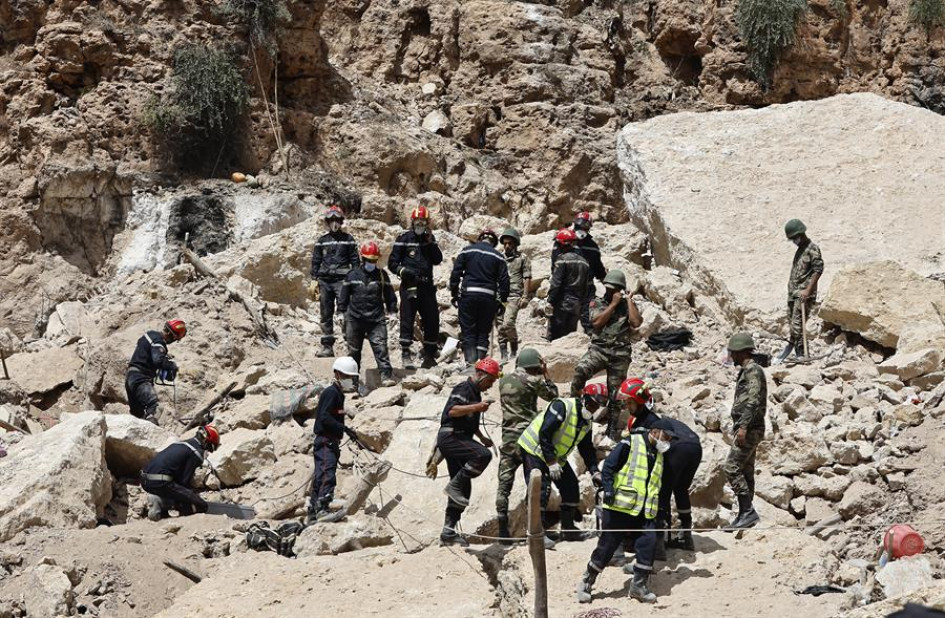 Rescatistas en Marruecos Grupo de rescatistas, en labores de búsqueda de sobrevivientes en la aldea de Imi N'Tala, en Marruecos.