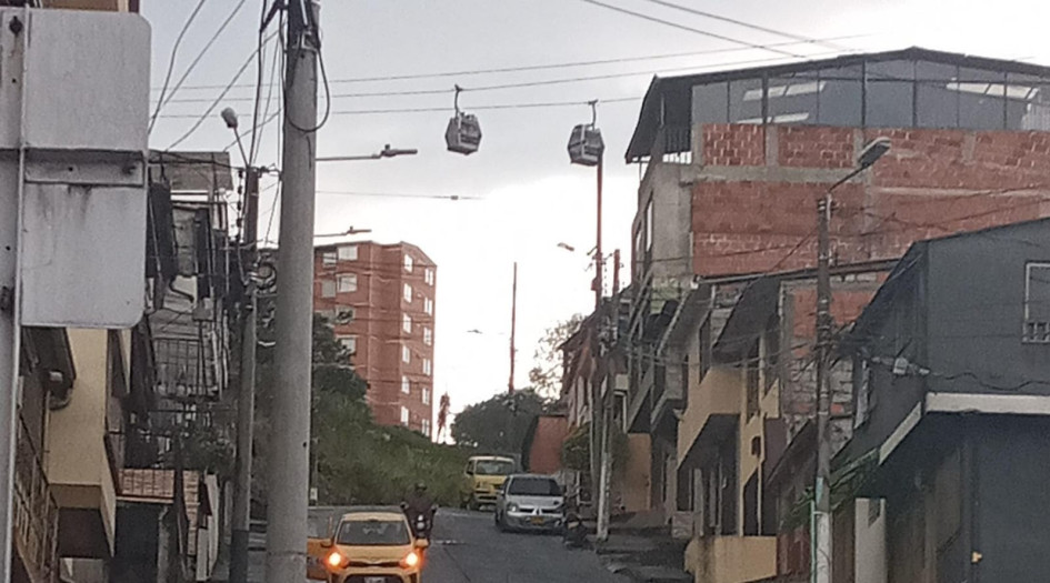 El sistema de cable aéreo se detuvo a eso de las 5:00 p.m. debido a la tormenta eléctrica en Manizales. El sistema de cable aéreo se detuvo a eso de las 5:00 p.m. debido a la tormenta eléctrica en Manizales.