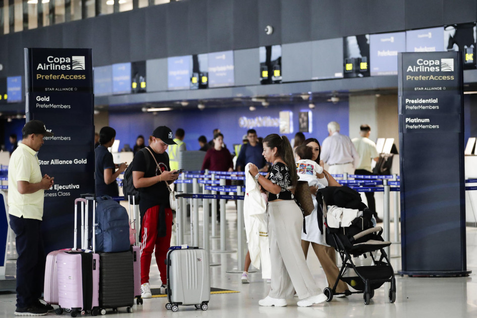 Viajeros esperan en el Aeropuerto Internacional de Tocumen en Ciudad de Panamá (Panamá). Viajeros esperan en el Aeropuerto Internacional de Tocumen en Ciudad de Panamá (Panamá).