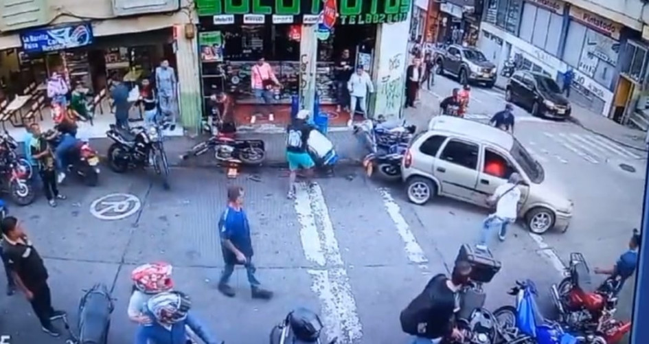 En su intento por huir, el conductor del carro chocó con otros vehículos. En su intento por huir, el conductor del carro chocó con otros vehículos.