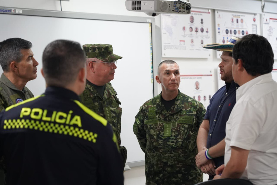 El general Luis Ospina, comandante del Ejército, acompañado del alcalde de Tierralta (Córdoba), y delegados de la Procuraduría y el Ministerio del Interior. El general Luis Ospina, comandante del Ejército, acompañado del alcalde de Tierralta (Córdoba), y delegados de la Procuraduría y el Ministerio del Interior.