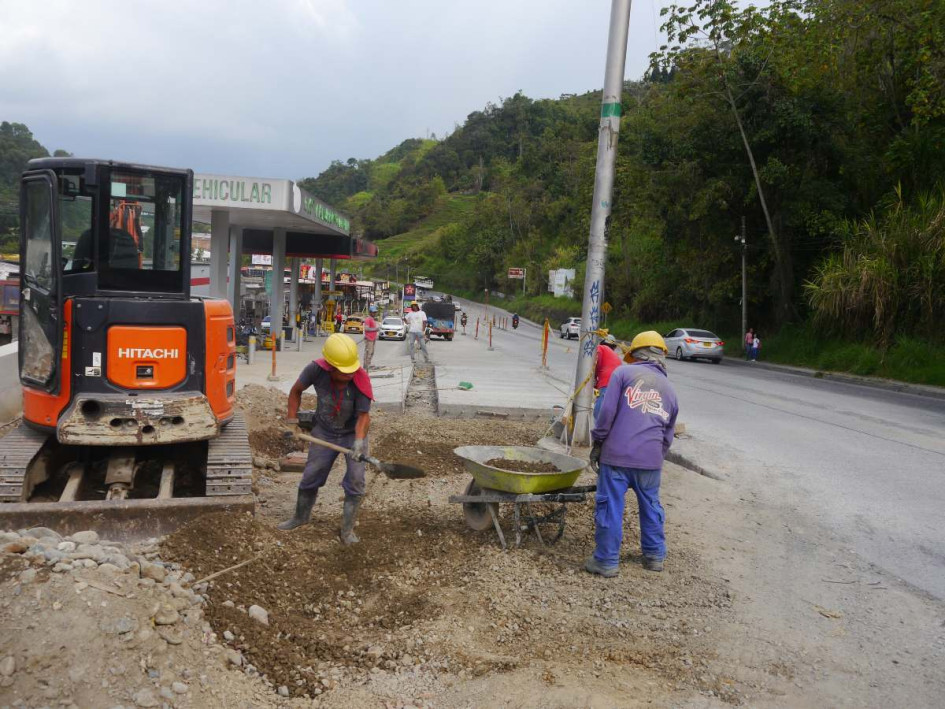 Un poste de telefonía obstruye el ingreso al cuarto carril en la vía de ingreso a Villamaría (Caldas). La empresa de telefonía Tigo Une no lo retira. Las obras estarían listas a más tardar a mediados de este mes. Un poste de telefonía obstruye el ingreso al cuarto carril en la vía de ingreso a Villamaría (Caldas). La empresa de telefonía Tigo Une no lo retira. Las obras estarían listas a más tardar a mediados de este mes.