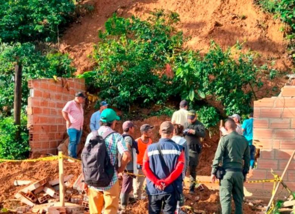 La tierra cayó sobre las habitaciones de la vivienda y que los adultos que fallecieron en el deslizamiento son venezolanos. La tierra cayó sobre las habitaciones de la vivienda y que los adultos que fallecieron en el deslizamiento son venezolanos.