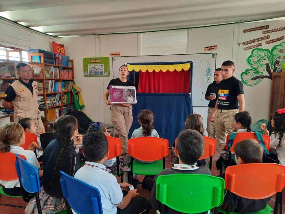 A través de obras con títeres, el Batallón educa a los niños sobre las minas antipersonas. A través de obras con títeres, el Batallón educa a los niños sobre las minas antipersonas.