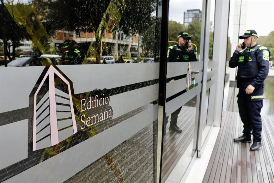 Edificio Revista Semana Un integrante de la Policía ayer afuera del edificio donde funciona la revista Semana, en Bogotá.