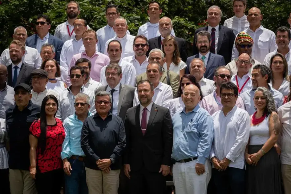 Los equipos negociadores al cierre del cuarto ciclo de diálogos en Caracas (Venezuela). Los equipos negociadores al cierre del cuarto ciclo de diálogos en Caracas (Venezuela).
