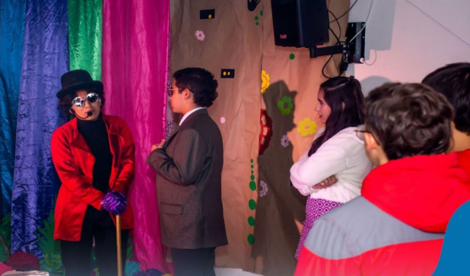 Con obras de teatro los estudiantes les transmitieron enseñanzas a sus padres. Con obras de teatro los estudiantes les transmitieron enseñanzas a sus padres.