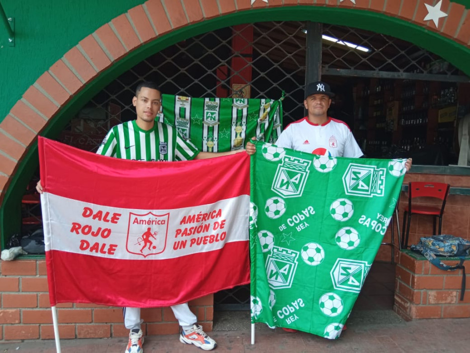 Santiago y Marlon son los encargados de la logística en cada clásico entre La Mechita y Los Verdolagas. Santiago y Marlon son los encargados de la logística en cada clásico entre La Mechita y Los Verdolagas.