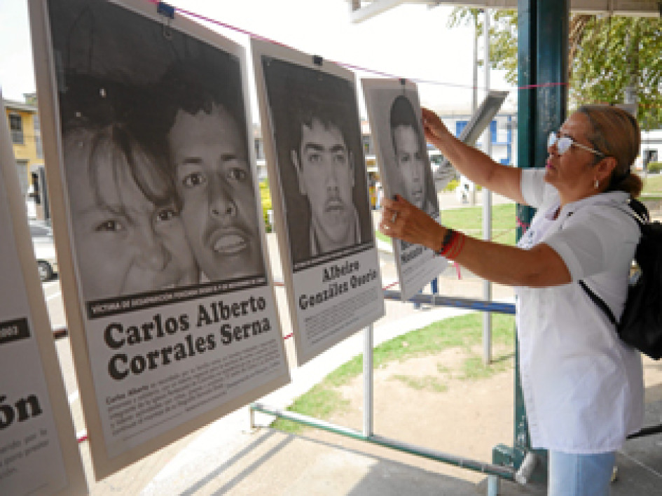 33 fotografías en blanco y negro de personas desaparecidas de Caldas y del país se expusieron en el kiosco del parque principal de Villamaría. 33 fotografías en blanco y negro de personas desaparecidas de Caldas y del país se expusieron en el kiosco del parque principal de Villamaría.