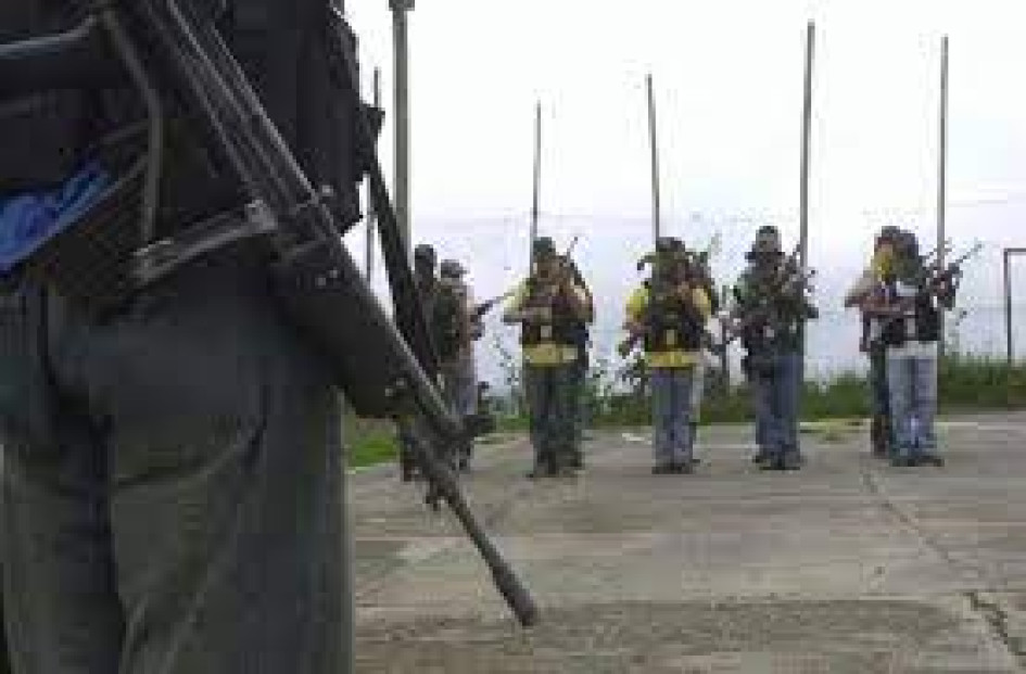 A finales de septiembre del 2007, 40 de sus integrantes, que no se desmovilizaron en abril del 2006 durante el proceso de paz, entregaron sus armas en Salamina. Los desmotivó la muerte de 11 de sus compañeros y la captura de Jhónatan. Entrega de integrantes de la contraguerrilla Las Águilas en Salamina.