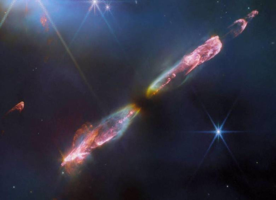 Imagen captada por el telescopio James Webb La imagen muestra a Herbig-Haro 211 (HH 211), localizado a unos 1.000 años luz de la Tierra, en la constelación de Perseo