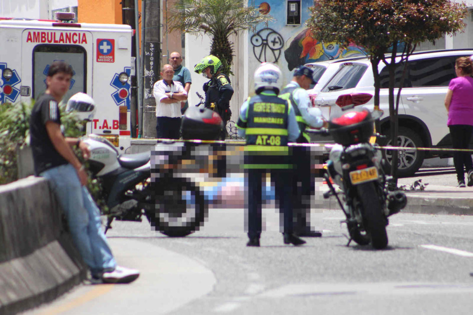 Mujer murió tras caer desde una buseta en Manizales El caso de ayer en la Avenida Santander, en la que una mujer de 80 años cayó de una buseta en movimiento y falleció.