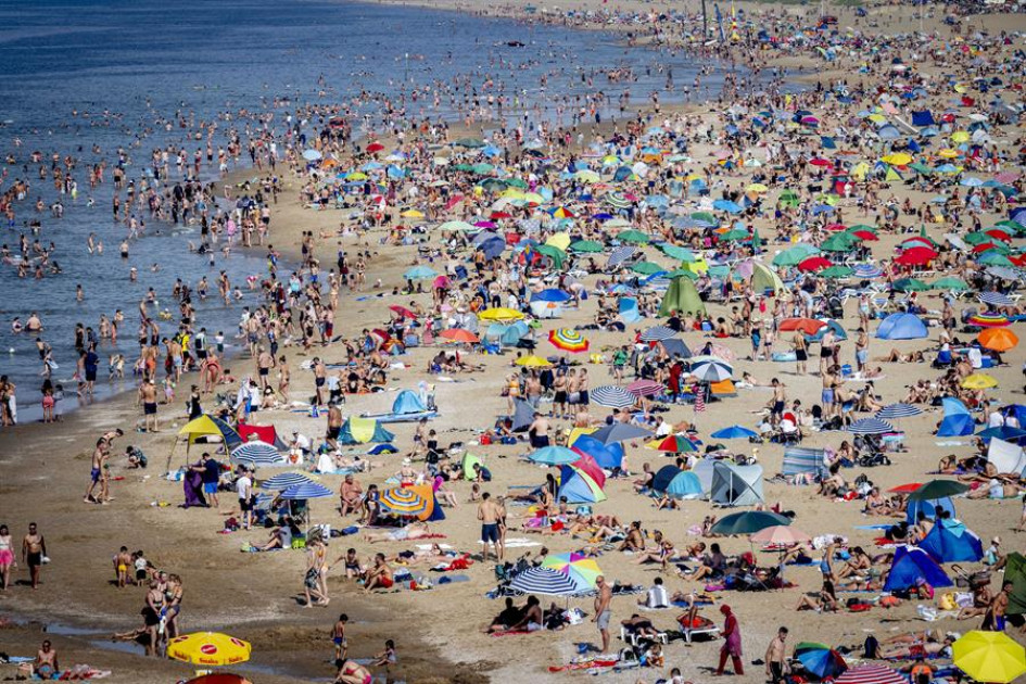 Scheveningen, Países Bajos Cientos de bañistas se refrescan en la playa en Scheveningen, Países Bajos.
