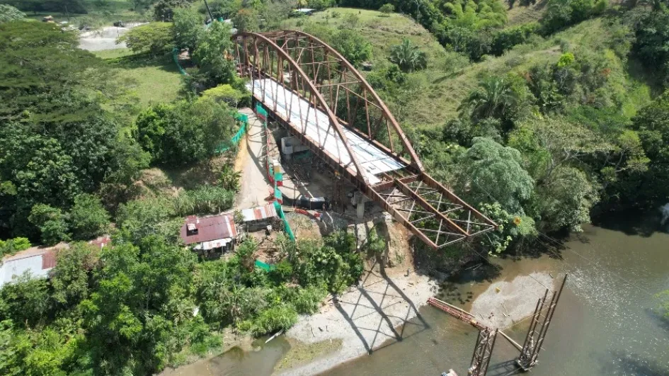 Así van las obras del nuevo puente El Alambrado sobre el río La Vieja. Así van las obras del nuevo puente El Alambrado sobre el río La Vieja.