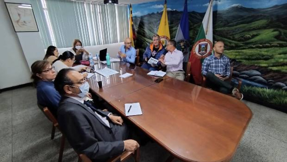 La Veeduría Transparencia Concurso Docente tiene esta foto (publicada en redes por la Alcaldía) de una actividad en la que la secretaria de Educación de Manizales, Elizabeth Pacheco, habla con rectores sobre diversos temas, entre ellos el Concurso Docente. Ahí esperaba estar la Veeduría. La Veeduría Transparencia Concurso Docente tiene esta foto (publicada en redes por la Alcaldía) de una actividad en la que la secretaria de Educación de Manizales, Elizabeth Pacheco, habla con rectores sobre diversos temas, entre ellos el Concurso Docente. Ahí esperaba estar la Veeduría.