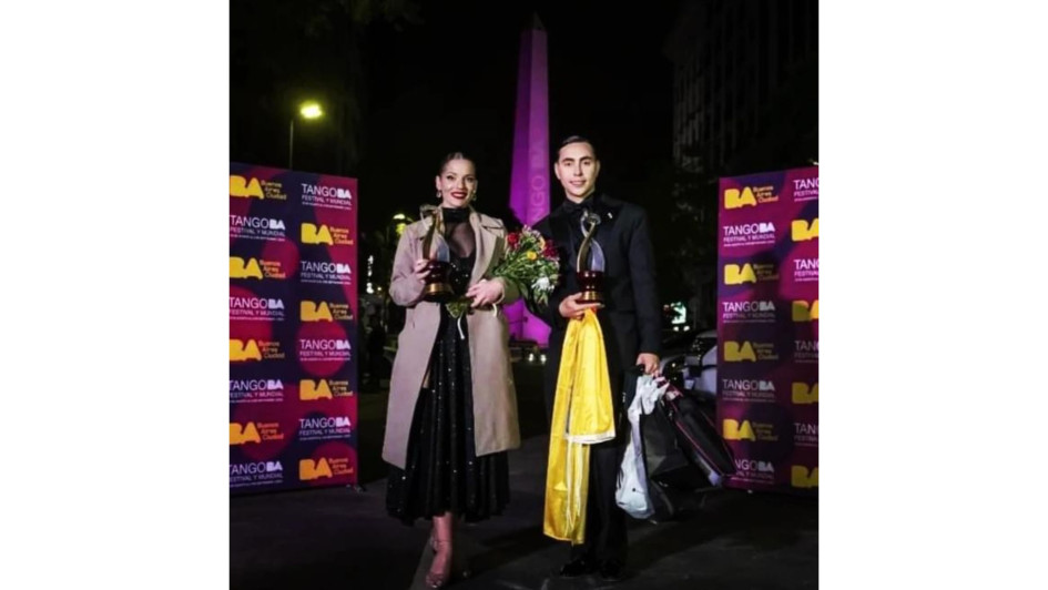 Jhonny Carvajal con su compañera, la argentina Suyay Quiroga, después de recibir el trofeo como campeones del mundo en la categoría de tango de pista en Buenos Aires (Argentina). Jhonny Carvajal con su compañera, la argentina Suyay Quiroga, después de recibir el trofeo como campeones del mundo en la categoría de tango de pista en Buenos Aires (Argentina).Jhonny Carvajal con su compañera, la argentina Suyay Quiroga, después de recibir el trofeo como campeones del mundo en la categoría de tango de pista en Buenos Aires (Argentina).