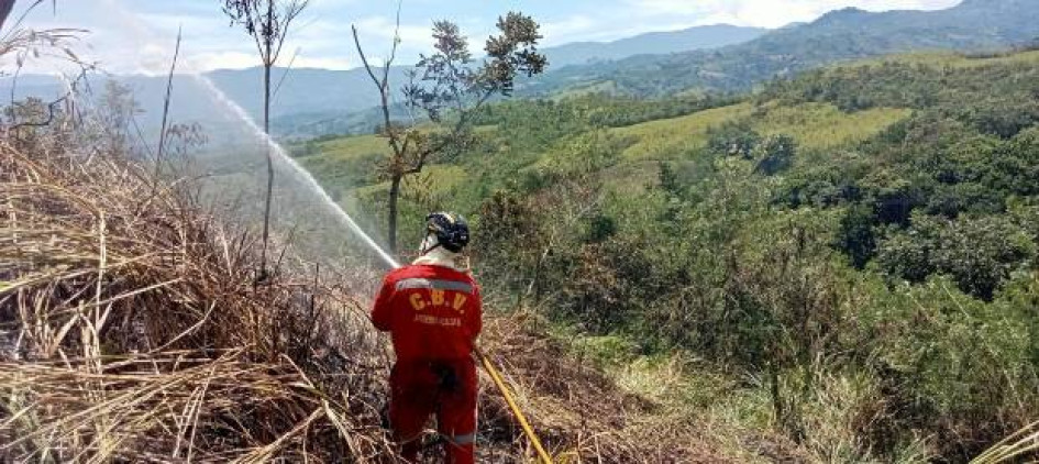 Una supuesta quema controlada se salió de control en la vereda El Paraíso, de Anserma, que afectó tres cuadras y media. Una supuesta quema controlada se salió de control en la vereda El Paraíso, de Anserma, que afectó tres cuadras y media.
