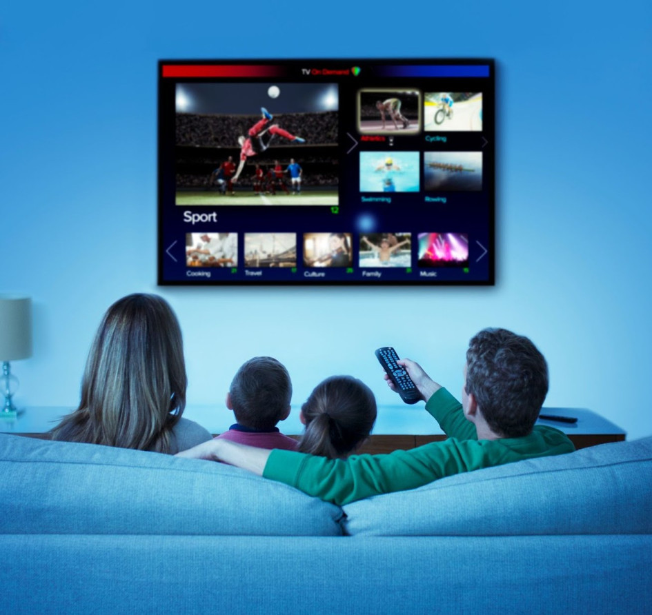 Ver televisión en familia Familia viendo televisión