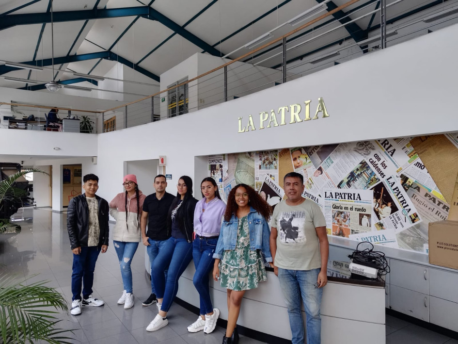 Docentes y alumnos en su visita a las instalaciones de LA PATRIA. Docentes y alumnos en su visita a las instalaciones de LA PATRIA.