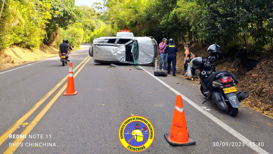 Una camioneta se volcó en la vía La Manuela-Manizales. Una camioneta se volcó en la vía La Manuela-Manizales.