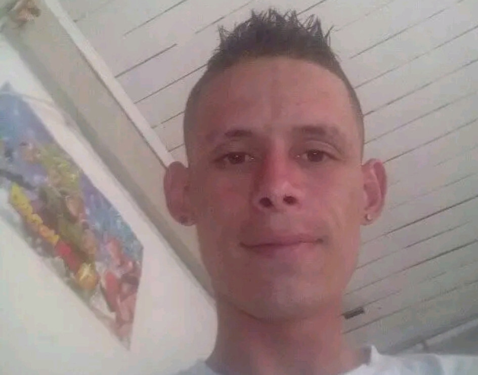 A Édison Andrés Granada López lo aprehendieron el fin de semana con orden de captura en la Fundación Debajo de la Mano de Dios. Allí permanecerá en detención domiciliaria, mientras le dictan la sentencia. A Édison Andrés Granada López lo aprehendieron el fin de semana con orden de captura en la Fundación Debajo de la Mano de Dios. Allí permanecerá en detención domiciliaria, mientras le dictan la sentencia.