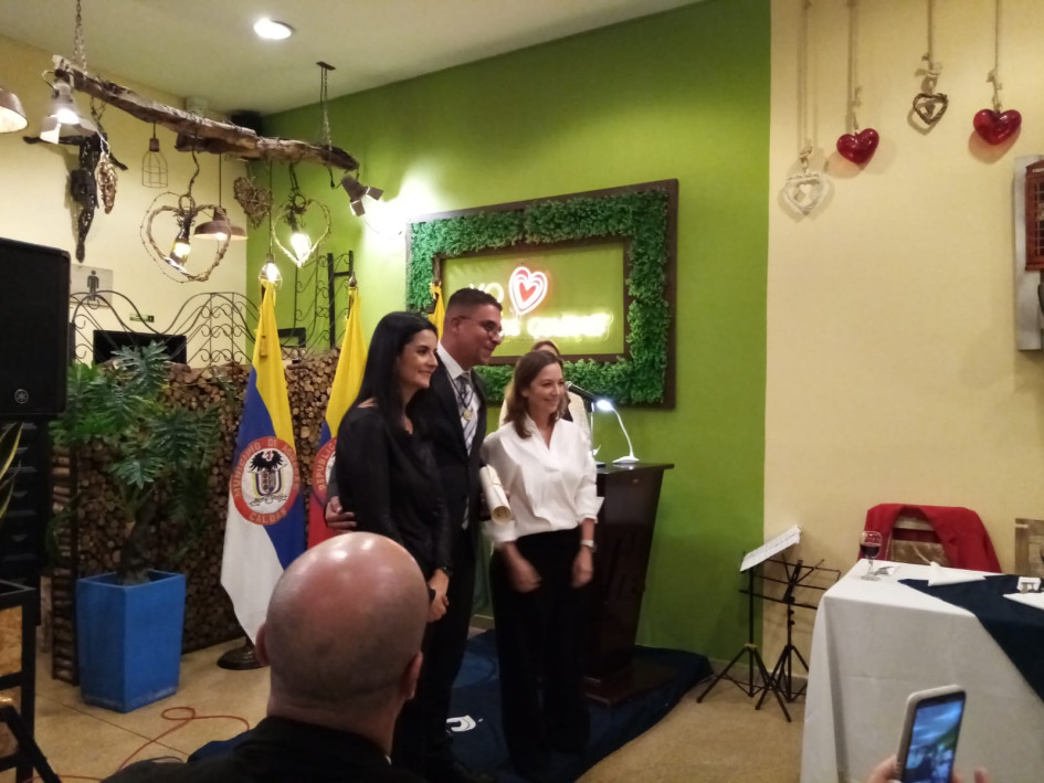 El momento de la entrega de la Medalla al Mérito al Festival Nacional del Pasillo. El momento de la entrega de la Medalla al Mérito al Festival Nacional del Pasillo.