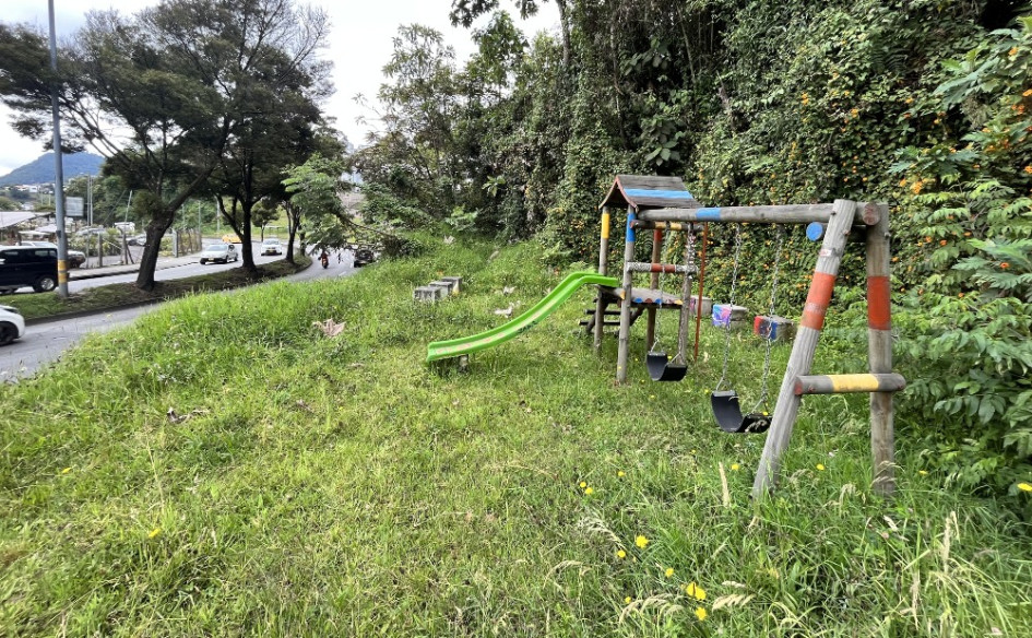 Frente al vivero Los Cerezos, costado de la Avenida Alberto Mendoza. Construido en un potrero y contiguo a una vía de alto flujo vehicular. Frente al vivero Los Cerezos, costado de la Avenida Alberto Mendoza. Construido en un potrero y contiguo a una vía de alto flujo vehicular.
