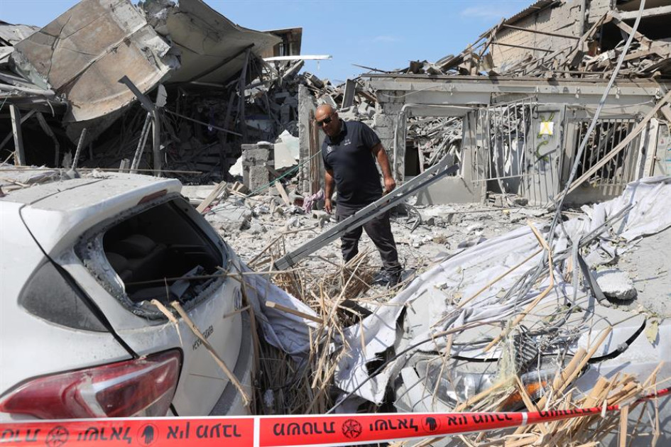 La policía acordona un edificio destruido por los cohetes de Hamas en Tel Aviv, Israel este domingo. Al menos 300 personas han muerto en Israel luego de que el movimiento islamista Hamás atacara por sorpresa con cohetes e incursiones por tierra al Estado judío, que ha respondido con una fuerte ofensiva por aire que deja 313 muertos palestinos en Gaza. La policía acordona un edificio destruido por los cohetes de Hamas en Tel Aviv, Israel este domingo. Al menos 300 personas han muerto en Israel luego de que el movimiento islamista Hamás atacara por sorpresa con cohetes e incursiones por tierra al Estado judío, que ha respondido con una fuerte ofensiva por aire que deja 313 muertos palestinos en Gaza.