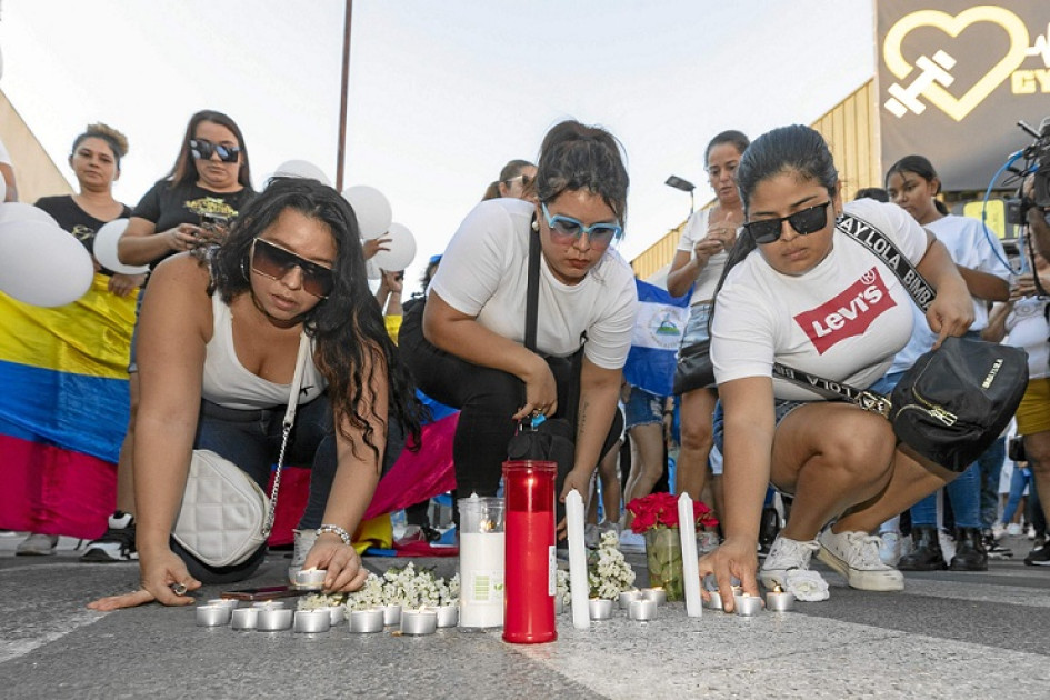 Con velas, ramos de flores y banderas de Colombia y Nicaragua, y bajo los acordes de la canción Amigos, de Roberto Carlos, y otras muchas, ciudadanos sudamericanos se concentraron en la tarde de ayer en las inmediaciones de las discotecas Teatre y Fonda Milagros para mostrar su dolor, su agradecimiento a Murcia y España por la acogida, y su apoyo a la "gran familia" que ha significado para todos ellos la Fonda. Con velas, ramos de flores y banderas de Colombia y Nicaragua, y bajo los acordes de la canción Amigos, de Roberto Carlos, y otras muchas, ciudadanos sudamericanos se concentraron en la tarde de ayer en las inmediaciones de las discotecas Teatre y Fonda Milagros para mostrar su dolor, su agradecimiento a Murcia y España por la acogida, y su apoyo a la "gran familia" que ha significado para todos ellos la Fonda.