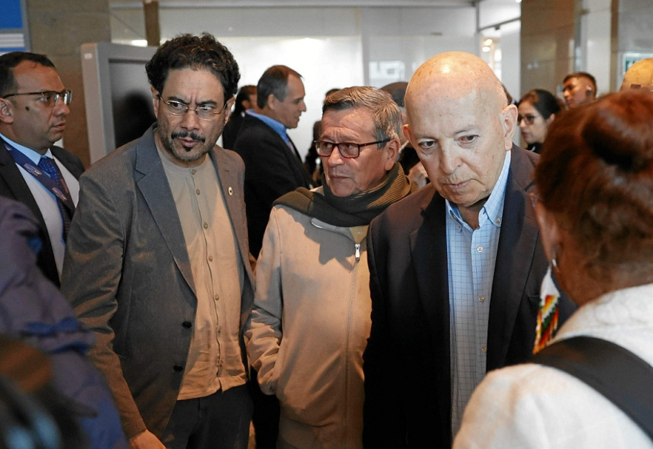 Foto | EFE | LA PATRIA El senador Iván Cepeda y Otty Patiño, miembros de la delegación del Gobierno, y Pablo Beltrán, jefe de la delegación de la guerrilla del Eln, se encuentran por segunda ocasión en Bogotá. Foto | EFE | LA PATRIA El senador Iván Cepeda y Otty Patiño, miembros de la delegación del Gobierno, y Pablo Beltrán, jefe de la delegación de la guerrilla del Eln, se encuentran por segunda ocasión en Bogotá.