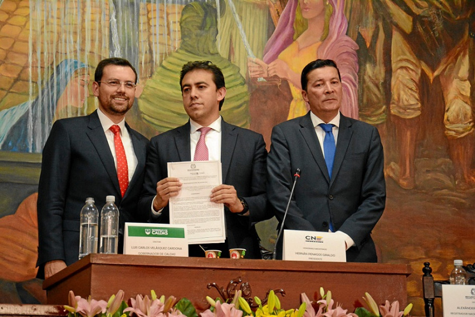 Alexánder Vega, registrador Nacional del Estado Civil (centro), firmó en Villamaría el calendario electoral para la consulta que estaba prevista para el 5 de julio del 2020, pero la pandemia de covid-19 atrasó la votación. A sus lados están Luis Carlos Velásquez, gobernador de Caldas, y Hernán Penagos, entonces magistrado del Consejo Nacional Electoral. Alexánder Vega, registrador Nacional del Estado Civil (centro), firmó en Villamaría el calendario electoral para la consulta que estaba prevista para el 5 de julio del 2020, pero la pandemia de covid-19 atrasó la votación. A sus lados están Luis Carlos Velásquez, gobernador de Caldas, y Hernán Penagos, entonces magistrado del Consejo Nacional Electoral.