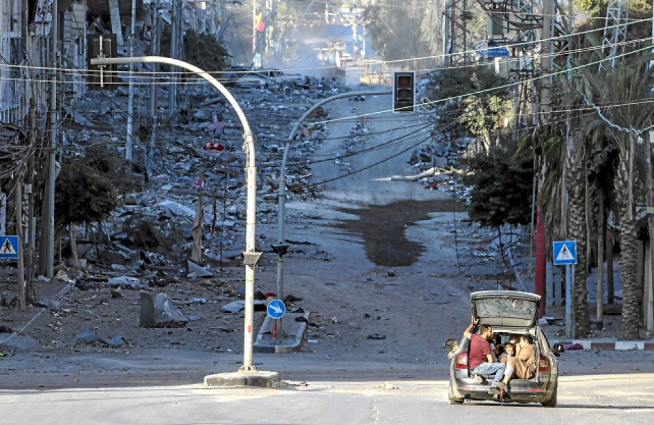 Residentes de Gaza evacúan la ciudad en medio de la destrucción por los bombardeos de Israel. Residentes de Gaza evacúan la ciudad en medio de la destrucción por los bombardeos de Israel.