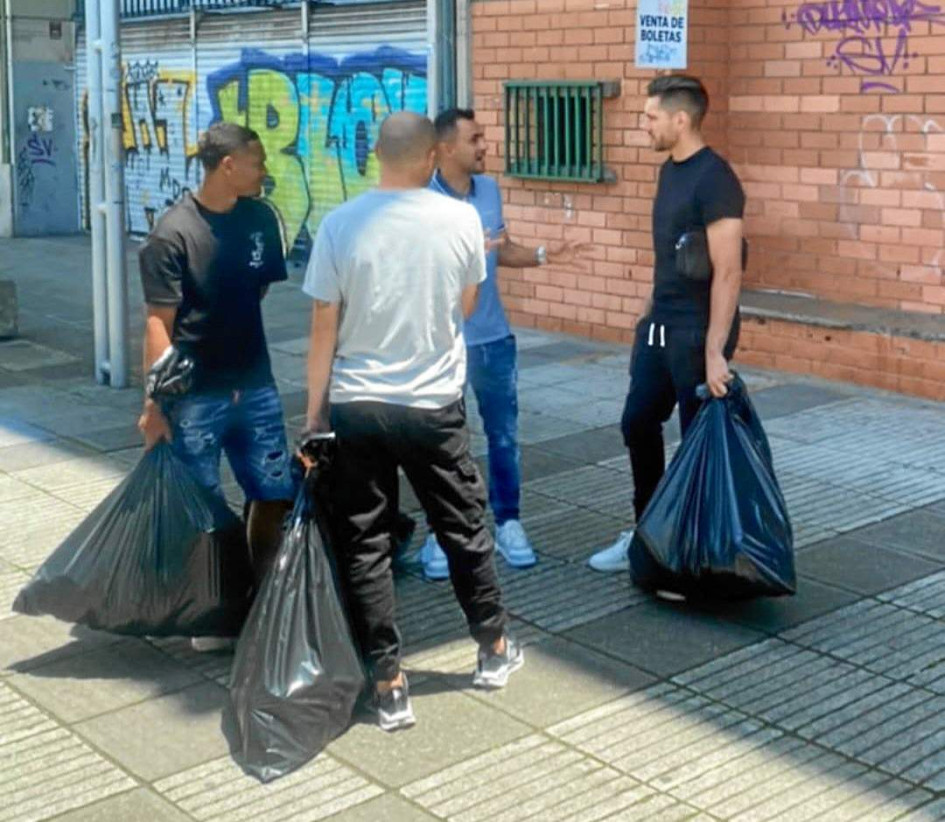 Luis Miranda, Marlon Piedrahíta, Gerardo Ortiz y Andrés Felipe Correa, cuatro de los seis jugadores despedidos, afuera del Palogrande. Luis Miranda, Marlon Piedrahíta, Gerardo Ortiz y Andrés Felipe Correa, cuatro de los seis jugadores despedidos, afuera del Palogrande.