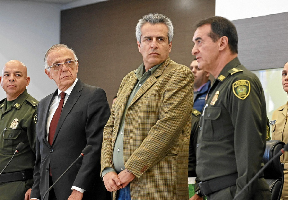 FOTO | EFE | LA PATRIA El ministro de Defensa, Iván Velásquez; del Interior, Luis Fernando Velasco, y el director de la Policía, general William Salamanca, presentan el plan de seguridad para las elecciones del próximo domingo. FOTO | EFE | LA PATRIA El ministro de Defensa, Iván Velásquez; del Interior, Luis Fernando Velasco, y el director de la Policía, general William Salamanca, presentan el plan de seguridad para las elecciones del próximo domingo.