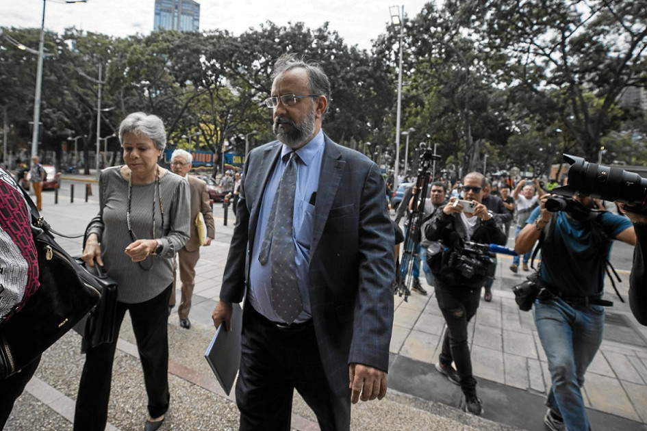 Foto | EFE | LA PATRIA El presidente de la Comisión Nacional de Primarias (CNP), Jesús María Casal, así como la vicepresidenta, Mildred Camero, y el miembro suplente Roberto Abdul-Hadi, declararon ayer en calidad de investigados ante la Fiscalía, para responder por la denuncias de fraude en las elecciones internas de la oposición venezolana. Foto | EFE | LA PATRIA El presidente de la Comisión Nacional de Primarias (CNP), Jesús María Casal, así como la vicepresidenta, Mildred Camero, y el miembro suplente Roberto Abdul-Hadi, declararon ayer en calidad de investigados ante la Fiscalía, para responder por la denuncias de fraude en las elecciones internas de la oposición venezolana.