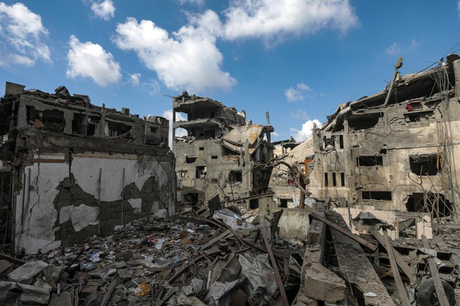 Abu Obeida, portavoz de las Brigadas al Qasam, brazo armado de Hamás, afirmó ayer que van a liberar a algunos de los 200 rehenes que tienen en su poder. Casas destruidas tras un bombardeo israelí en Gaza. Se calcula que ha muerto dos mil 750 palestinos y mil 300 israelíes. Abu Obeida, portavoz de las Brigadas al Qasam, brazo armado de Hamás, afirmó ayer que van a liberar a algunos de los 200 rehenes que tienen en su poder. Casas destruidas tras un bombardeo israelí en Gaza. Se calcula que ha muerto dos mil 750 palestinos y mil 300 israelíes.